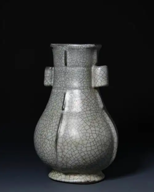 宋代官窑灰釉哥釉贯耳瓶