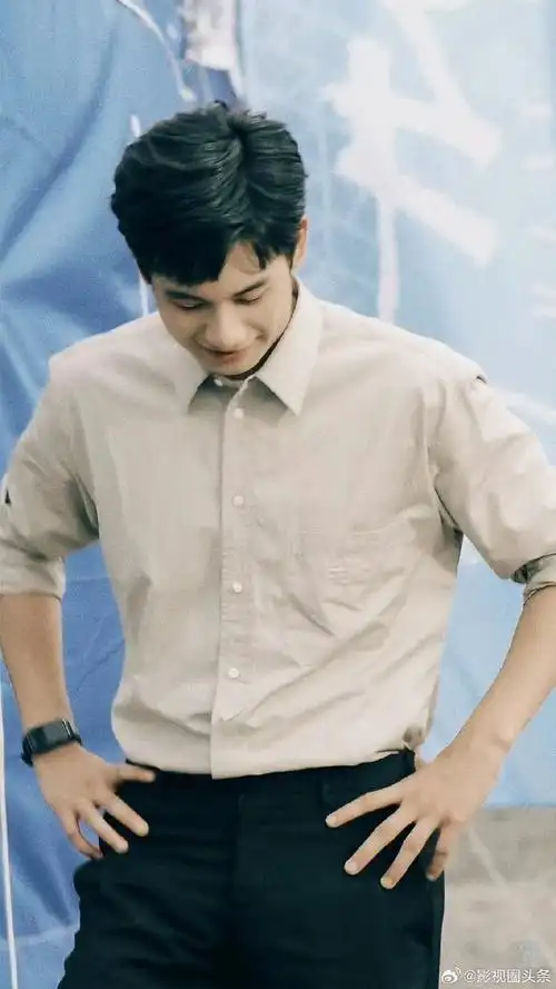 胡先煦的背看起来好可靠##我承认我馋胡先煦的背了