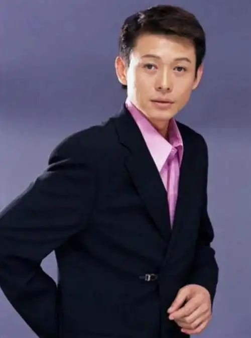 央视最帅男主持复出依旧少年最火时为还债辞职50岁再婚娶小20岁娇妻