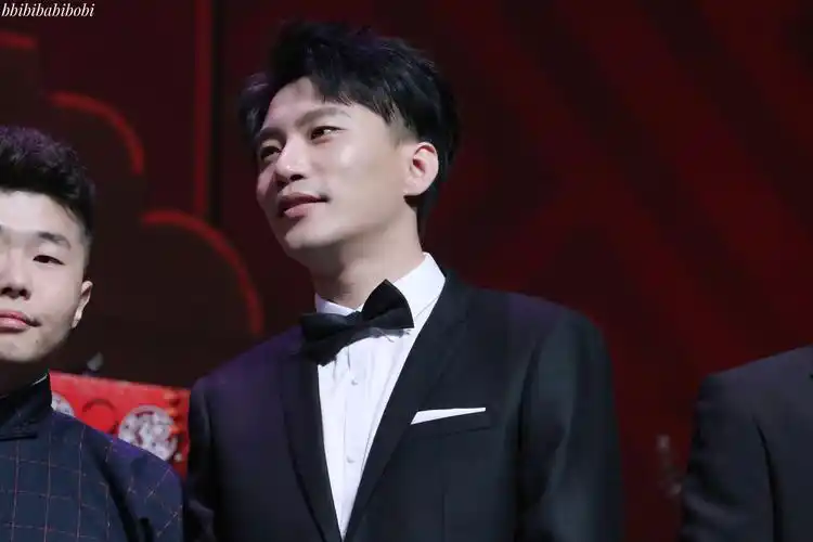 "欢迎光临北展剧场,参观今天的郭德纲从艺三十周年己亥年……"何九华