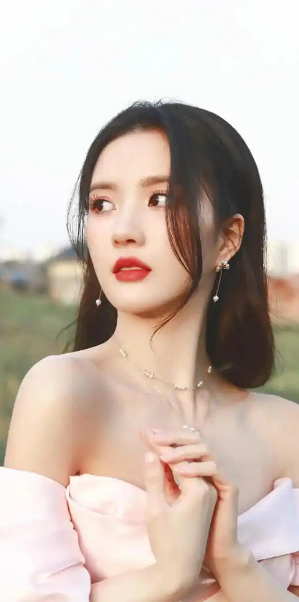 刘些宁抹胸礼服写真