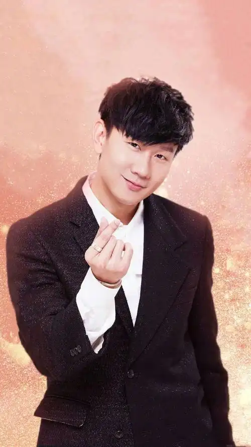 祖籍中国福建省厦门市同安区,华语流行乐男歌手,音乐人,潮牌主理人