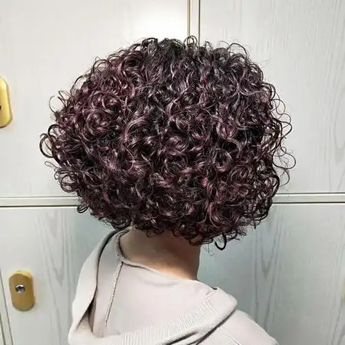 女人过了60岁就别留黑长直做作装嫩不真实卷发时髦显年轻