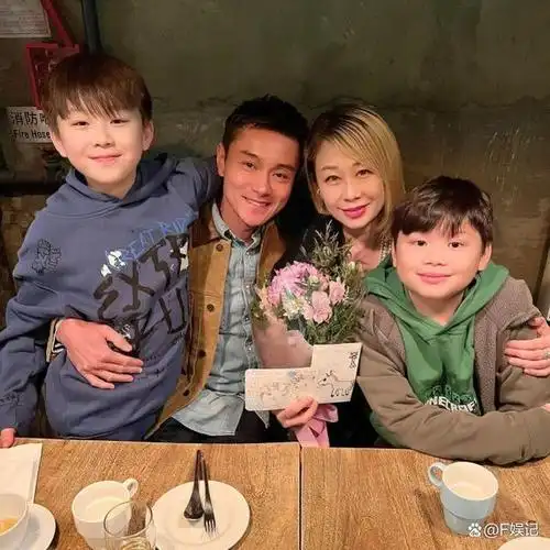 他们夫妻俩带着两个儿子出去吃大餐庆祝,一家四口拍下全家福,还有夫妻