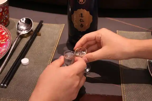 不知道你们是否发现这一酒桌"怪像",有些喜欢喝白酒的人,在喝酒之前