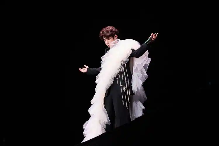 王源2024客厅狂欢二巡顺利举行 绿海点亮郑州人气爆棚_演唱会_舞台