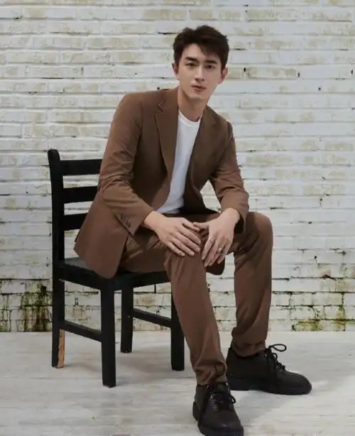 林更新登杂志封面清冷感大片魅力十足