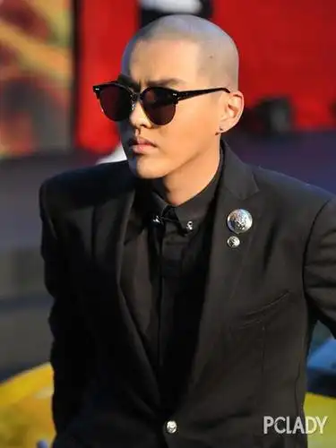 吴亦凡光头造型亮相