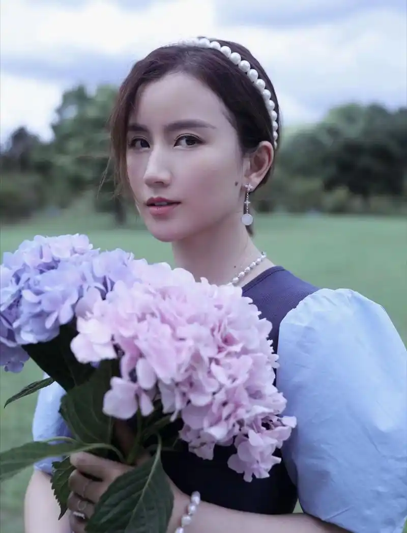 上海主持人伏玟晓出生农村十年两婚两离35岁的她近况如何