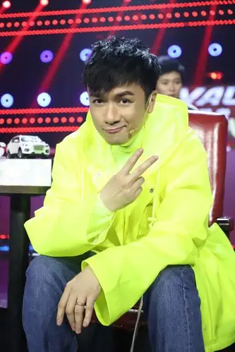 古巨基《蒙面》第九期猜出"鸟儿"身份 爆料数月前曾有七人聚会