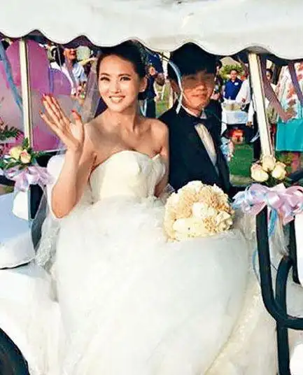 46岁伊能静和秦昊婚礼照曝光 手捧鲜花幸福洋溢