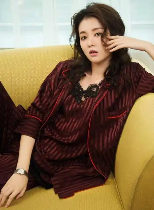 乔欣早期的睡衣写真曝光,造型火辣气质妩媚,形象反差太大惹争议