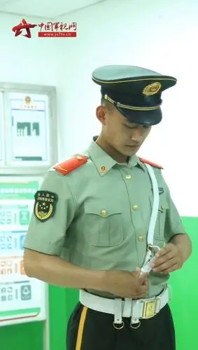 天安门武警兵哥哥上哨前的准备,我也就看了十遍! (李超)