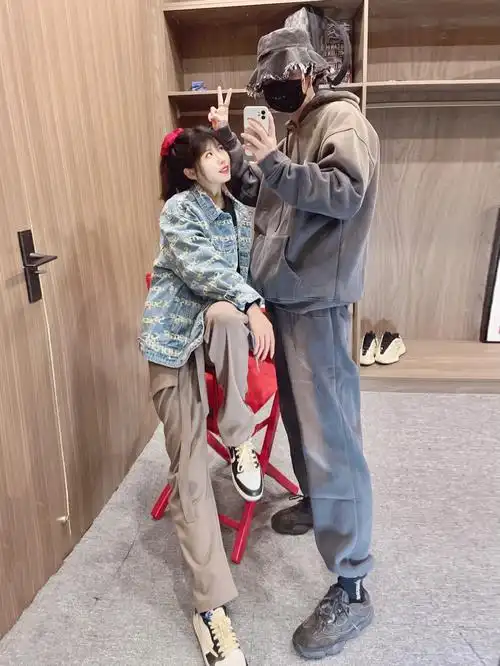 182158情侣身高差在家拍照姿势分享