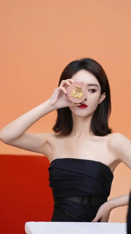 赵丽颖短发红唇