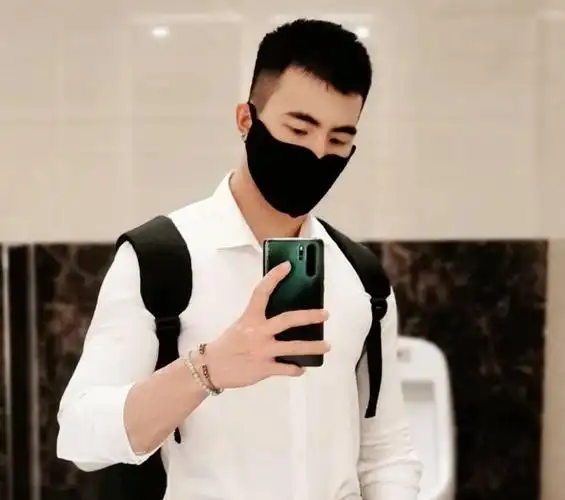 渐层短发要说男生最受欢迎的发型,毫无疑问就是"两边铲"造型了,也是现