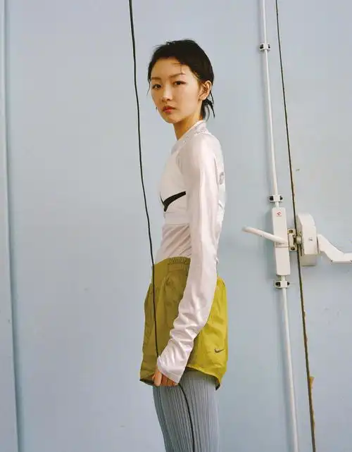 简介:周冬雨复古运动风时尚性感写真图片,分享一组周冬雨图片给大家