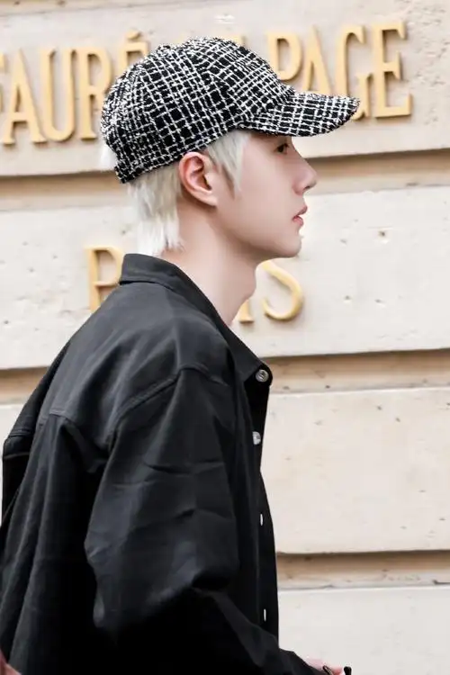 王一博巴黎逛街生图##王一博撕漫男既视感