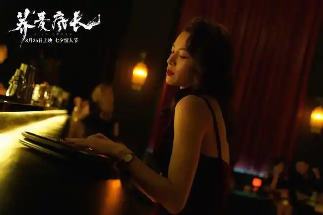 钟楚曦荞麦疯长美图流出穿绿色露背裙这张真复古女王