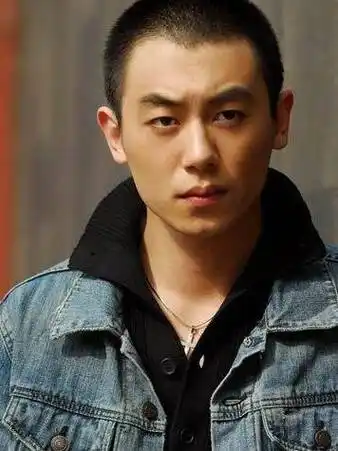 朱亚文:大学毕业后因事业和初恋分手,29岁娶沈佳妮,至今零绯闻