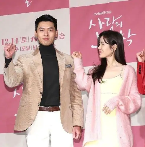 玄彬& 孙艺珍现身发布会,现场满满粉红气息,两人氛围太甜了