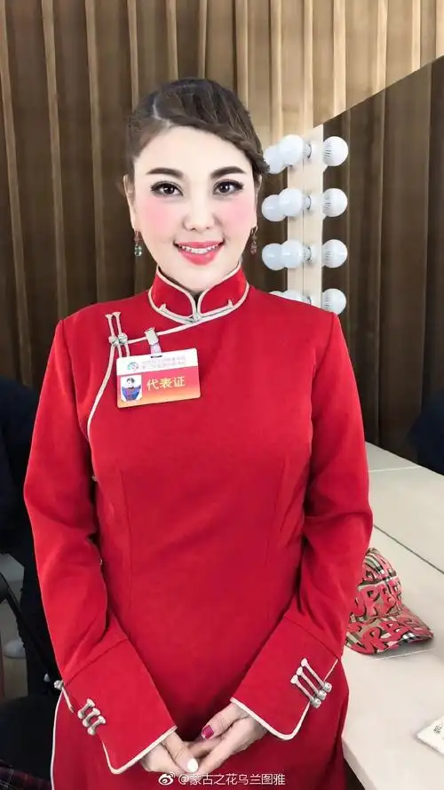 乌兰图雅歌声很好但眼睛似乎