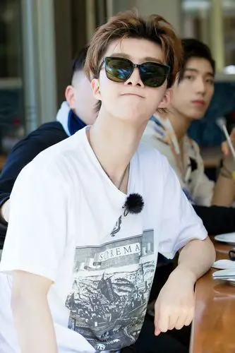 《青春的花路》范丞丞回应不适应:在改变,也在成长