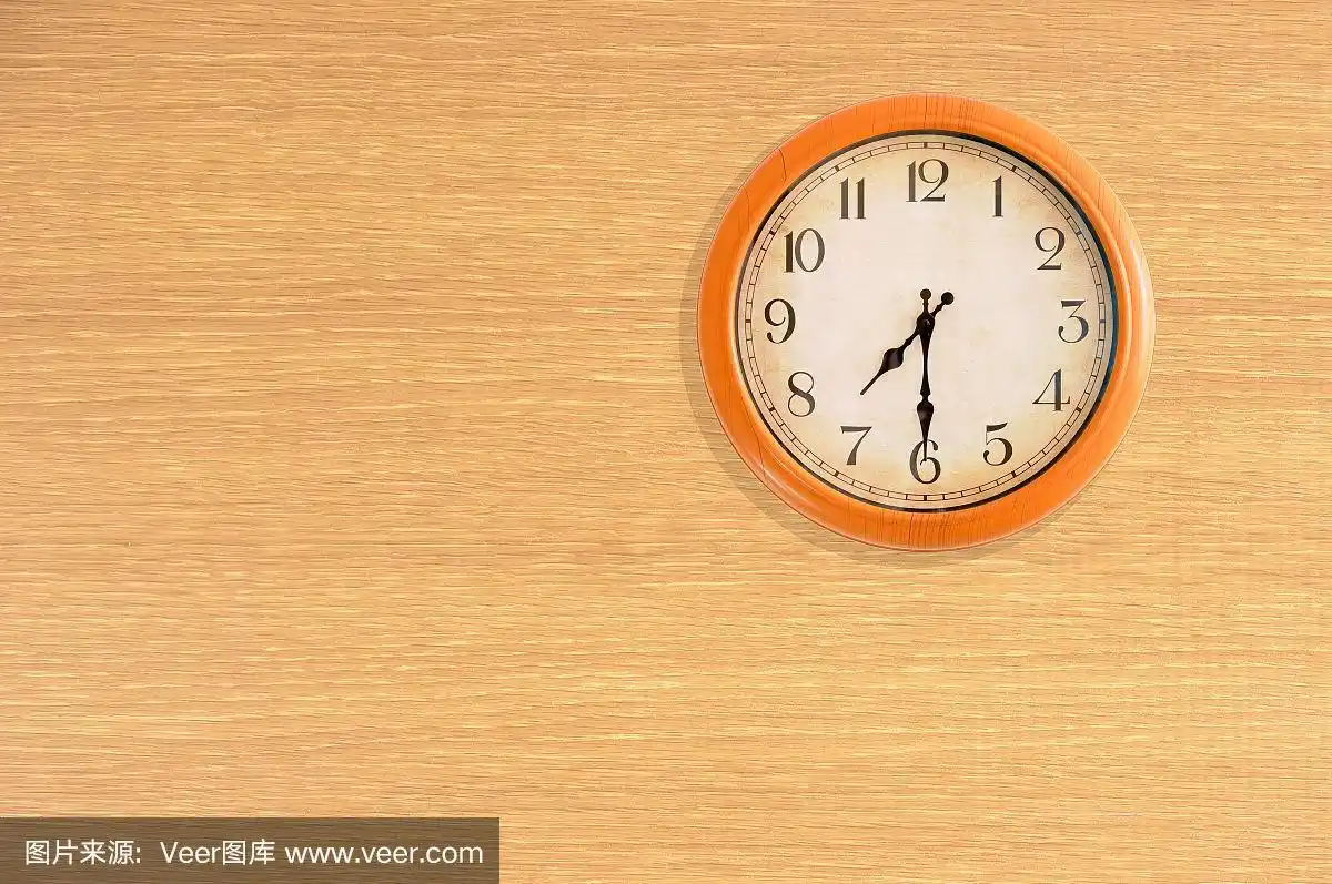 木墙上的时钟显示七点半