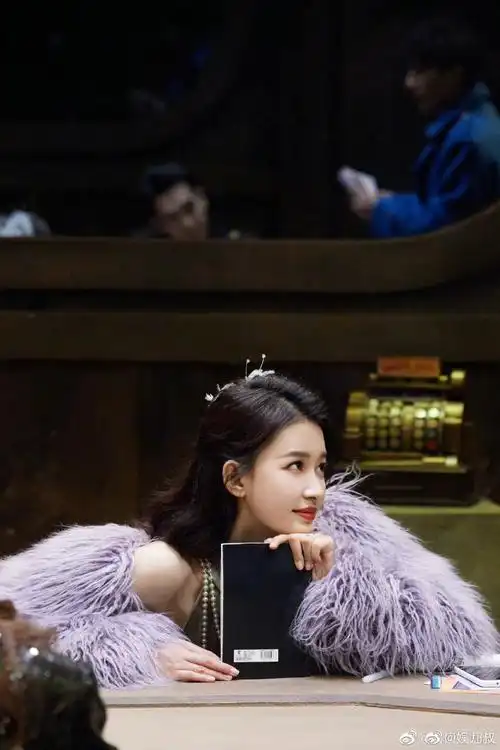 孙怡银色露肩旗袍##孙怡旗袍