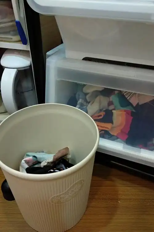 穿过的脏袜子可以利用乾净的垃圾桶装,当然要当成垃圾桶使用也没问题.