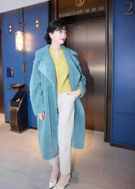 70岁赵雅芝近照,状态如初,不过照片明显p过了,美颜滤镜加持