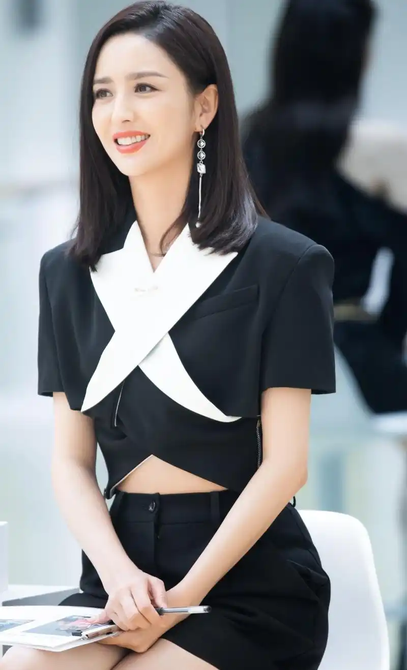 离婚后的佟丽娅越发自信,携闺蜜7人外出游玩,与游客合照无架子