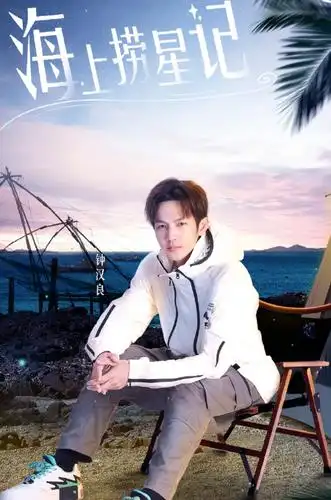 网友偶遇46岁钟汉良吃饭,素颜略显憔悴,脚上长袜太抢镜