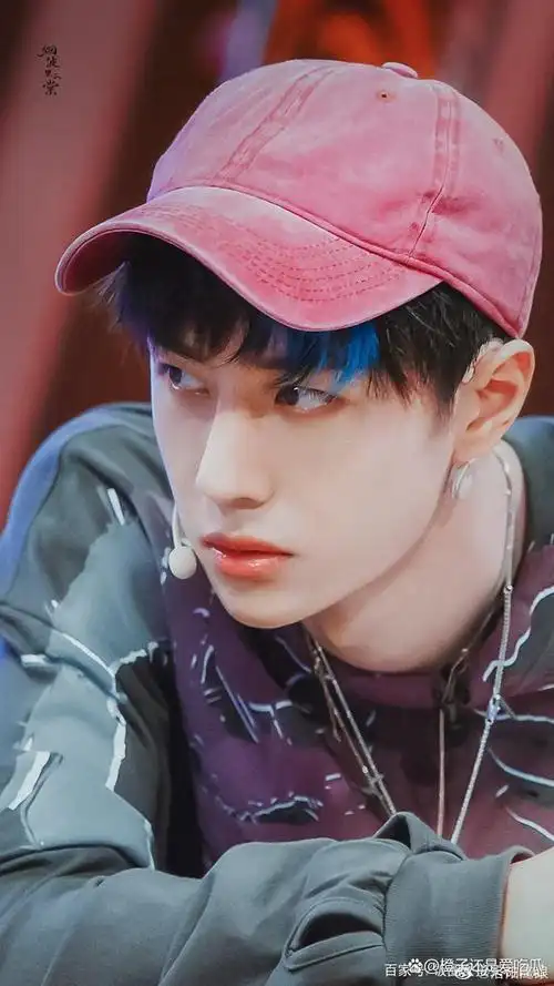 王一博出生于1997年,是河南洛阳人,从小时候的照片来看,家庭是比较