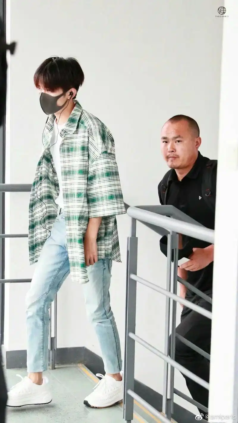 易烊千玺的时尚穿搭,夏日清爽少年来袭