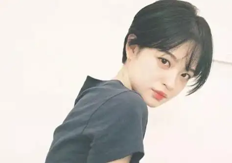 怎么在校规允许的范围内,给自己做一款适合的发型,就成了女生们做发型