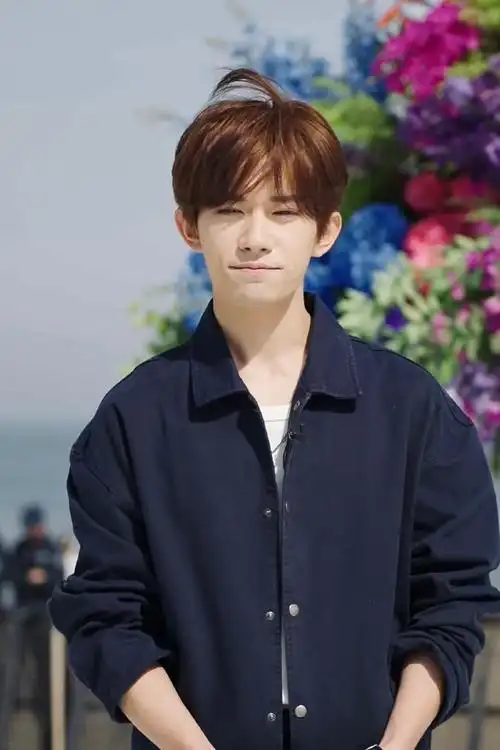 易烊千玺可爱呆毛##易烊千玺 阿玛尼