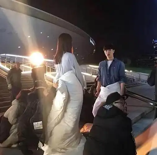 难怪影视里只有上半身直到镜头下移都是观众看不了的尴尬画面