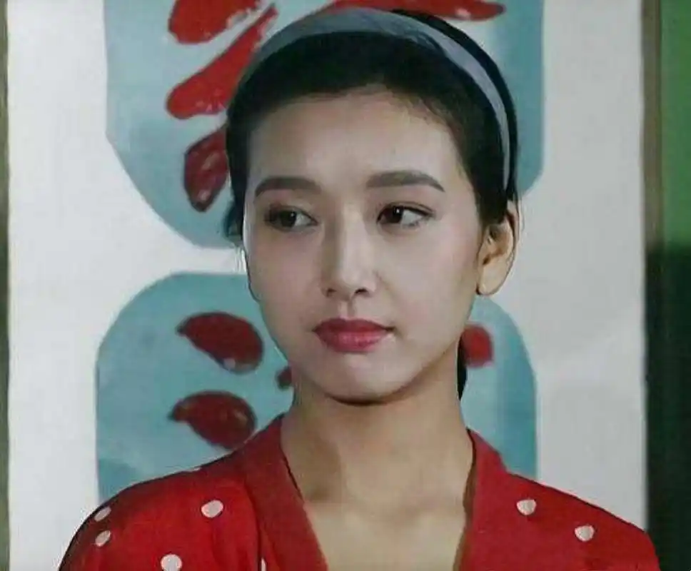 江珊年轻的时候浓眉大眼是真漂亮,曾令小她9岁的靳东穷追不舍,最终抱