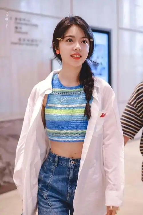赵今麦录制《你好星期六》 麻花辫显温柔穿针织背心秀蛮腰
