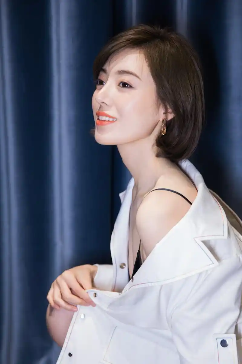 何美璇助阵上海时装周 极简套装大气不失性感