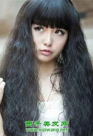 女生烟花烫发型图片另类感觉很迷人