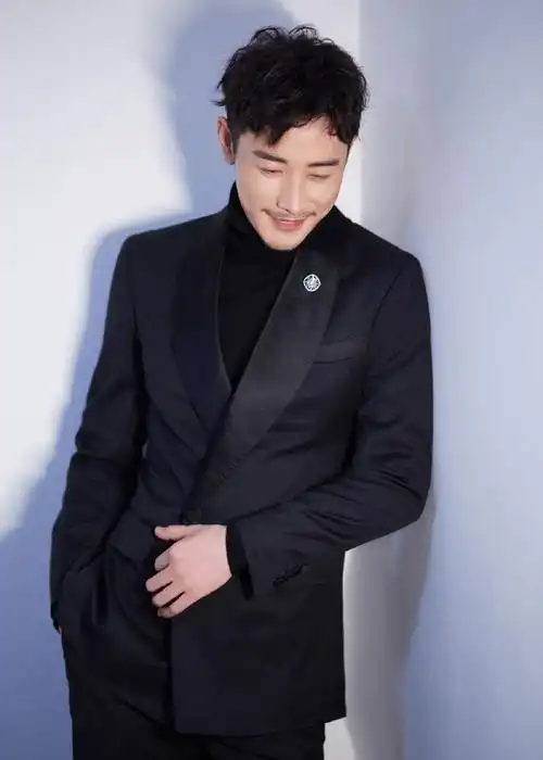 罗晋最新硬照曝光,两撇小胡子尽显男人味,温柔浅笑满脸幸福