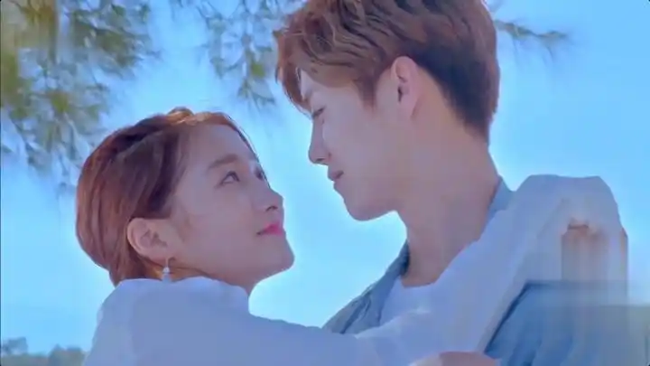 甜蜜暴击:鹿晗关晓彤甜蜜公主抱,竟然还抱着转圈圈