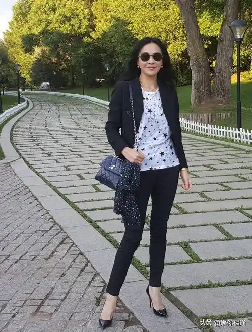 刘嘉玲同框何超琼!身高差5公分却输得彻底,豪门才是明星照妖镜