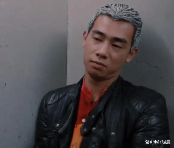 现在有看到陈小春,心中还是映像出永远的山鸡哥,那种拽样儿.