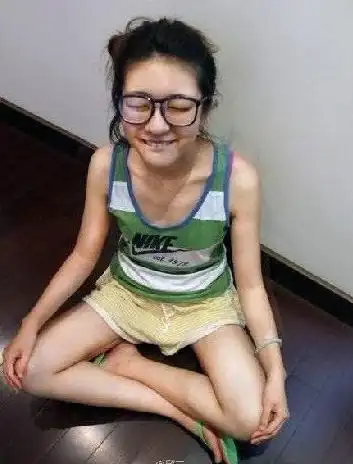 网络平胸大赛走红 妹子胸部被当做鼠标垫(组图)(一)