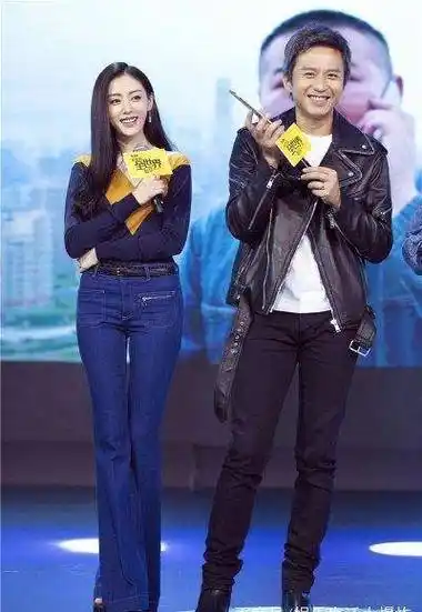 周冬雨的官方身高是162,可同穿高跟鞋赵丽颖竟然与周冬雨差不多高