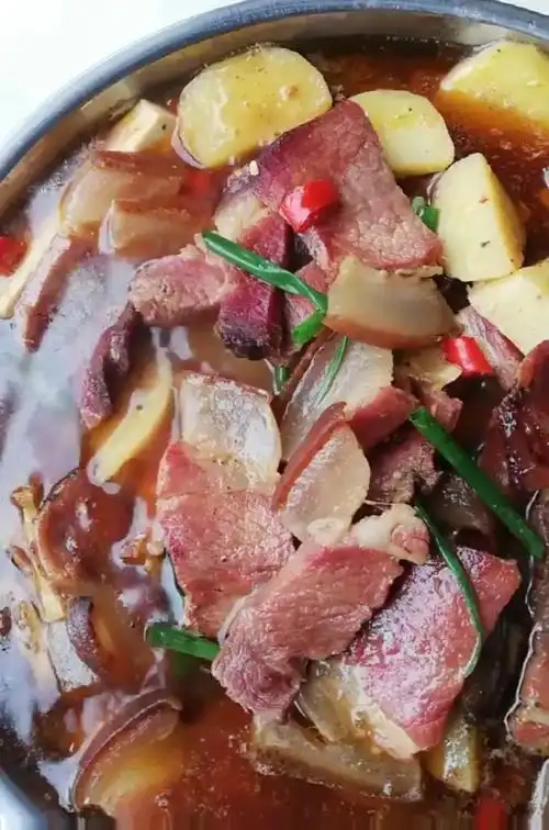 用腊肉炖的土豆,我又饿了呀!