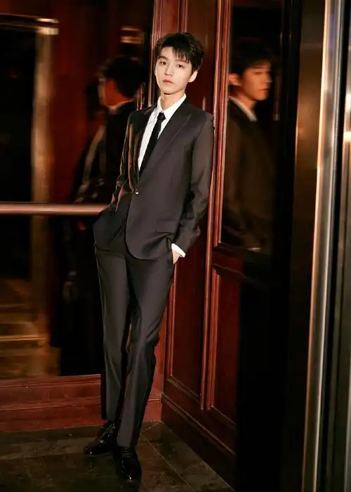 用影像记录每一瞬成长独白,"特约策展人"@tfboys-王俊凯出席2021第五